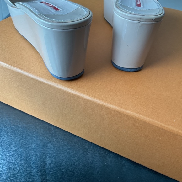 Authentic Prada patent leather platform slide sandals beige/creme size 38.5 - Picture 5 of 7